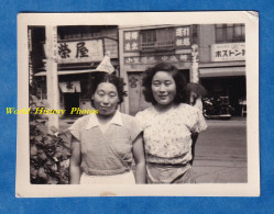 Photo Ancienne Snapshot - JAPON - Beau Portrait De Rue , Femme Japonaise - Magasin Moto Fille Robe Métier Asian Asia - Asie