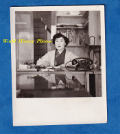 Photo Ancienne Snapshot - JAPON - Beau Portrait Femme Japonaise Au Travail - Bureau Téléphone Lampe Métier Asian Asia - Asie