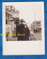 Photo Ancienne Snapshot - JAPON - Beau Portrait De Rue , Couple Japonais - Fille Garçon Femme Homme Costume Asian Asia - Asie