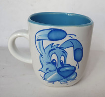 MUG TASSE EN FAIENCE BLANC PARC ASTERIX 2007 IDEFIX (2) - Dishes