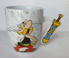 MUG TASSE EN FAIENCE Anse Glaive PARC ASTERIX 2019 - Dishes