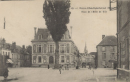 51 : Fère Champenoise : Place De L'hotel De Ville    ///  Ref.  Juin  24 ///  N° 30.155 - Fère-Champenoise