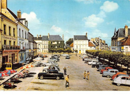 61 . N°200567 . MORTAGNE AU PERCHE . LA PLACE DE LA REPUBLIQUE .  CPSM . 14,5 X 10,5 - Mortagne Au Perche