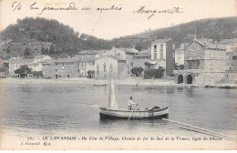 LE LAVANDOU - Un Coin Du Village - état - Le Lavandou