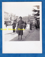 Photo Ancienne Snapshot - JAPON - Beau Portrait De Rue - Femme & Sac - Homme & Drapeau - Kamisuwa Kami-Suwa Station Asia - Asie