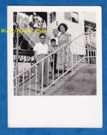 Photo Ancienne Snapshot - JAPON - Beau Portrait De Famille Sur Escalier - Homme Femme Enfant Japonais Abstrait Robe Asia - Asie