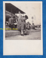 Photo Ancienne Snapshot - JAPON - Beau Portrait Homme Japonais Avec Journal ? Jeu ? - Costume Métier ? Garçon Asian Asia - Asie