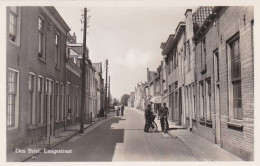 485386Den Briel, Langestraat. (Fotokaart) (Minuscule Vouwen In De Hoeken)  - Brielle