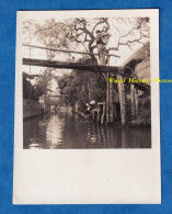 Photo Ancienne Snapshot - JAPON - Travail D'une Femme ? Au Bord De L' Eau Rivière Canal - Kimono Folklore Asian Asia - Asie