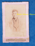 Photo Ancienne Vers 1890 1900 - JAPON - Portrait Jeune Homme Japonais - Studio S. Sato Tsushi - Garçon Asian Asia - Asie