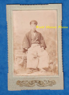 Photo Ancienne Vers 1895 - JAPON - Portrait Garçon Homme Japonais Photographe Yamamoto Marunouchi Tsu Garçon Asian Asia - Asie