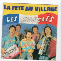 * Vinyle  45T - LES MUSCLÉS  -La Fête Au Village - Altri - Francese