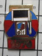 811J Pin's Pins / Beau Et Rare / CARBURANTS / POMPE A ESSENCE 1970 ELF - Carburants