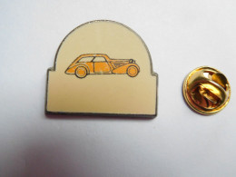 Beau Pin's , Auto Ancienne , Bugatti Jaune - Fiat