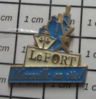 811J Pin's Pins / Beau Et Rare / BATEAUX / MARSEILLE EN VIE LE PORT GRUE QUAI CARGO - Barche