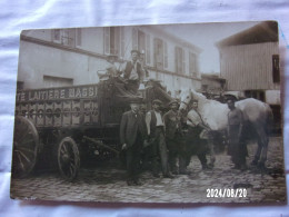 LE MARECHAL FERRAND FERRANT LE CHEVAL DE L'ATTELAGE DE LA SOCIETE LAITIERE MAGGI CARTE PHOTO A IDENTIFIER - Attelages