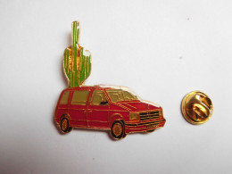 Beau Pin's , Auto Chrysler Voyageur , Rouge , Cactus , Signé Badges Impact - Altri & Non Classificati