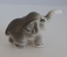 FEVE  Ou MINIATURE ?    -   ELEPHANT GRIS ET BLANC-   TROMPE EN L'AIR - Animali