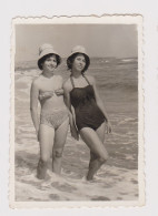 Two Sexy Young Women With Swimwear, Bikini, Summer Beach Portrait, Vintage Orig Photo Pin-up 6x8.6cm. (51819) - Pin-ups