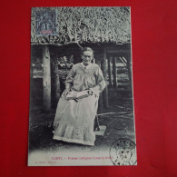 TAHITI FEMMES INDIGENE LISANT LA BIBLE - Polynésie Française