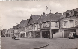 35. LA GUERCHE DE BRETAGNE. CPA. LES VIEUX PORCHES. VOITURES. 203 PEUGEOT. ANNÉES 50 - La Guerche-de-Bretagne