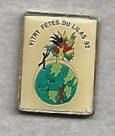 Pin's Vitry-sur-Seine (94) Fêtes Du Lilas 1992 Globe Terrestre Planète Terre - Spelletjes
