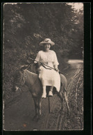 Foto-AK Junge Dame Auf Einem Kleinen Esel  - Donkeys