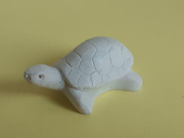 MINIATURE  JOLIE PETITE TORTUE BLANCHE - CERAMIQUE ? - L : 3,5 Cm -  Poids : 10 Gr - Tiere