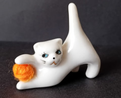 MINIATURE CHAT BLANC, JOUANT AVEC SA PELOTE DE LAINE ORANGE    (TROU DESSOUS) -  L 5 Cm - Poids 28 Gr - Tiere