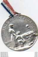 2V8Bv Insigne Militaire Décoration Médaille Metal Argenté Gaufré Guerre 14/18 Journée Des Orphelins 1916 - Francia