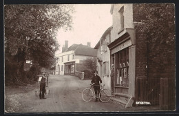 Pc Moreton, Strassenpartie Mit Geschäft Webster, Rennrad, Eimerträger  - Other & Unclassified