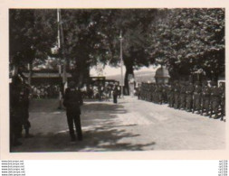 3V3Gz  04 Forcalquier Photo Militaires Soldats Hissant Les Couleurs Sur La Place Du Bourguet - Forcalquier