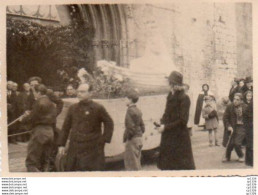 3V3Gz   04 Forcalquier Photo Procession Religieuse La Vierge Et L'enfant Tirés Par Les Jeunes Hommes Devant L'église - Forcalquier