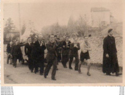 3V3Gz   04 Forcalquier Photo Procession Religieuse La Vierge Et L'enfant Tirés Par Les Jeunes Hommes Vue De Face - Forcalquier