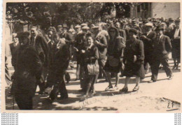 3V3Gz   04 Forcalquier Photo Armistice 8 Mai 46 Une Partie De La Foule Se Rendant Au Monument Aux Morts - Forcalquier