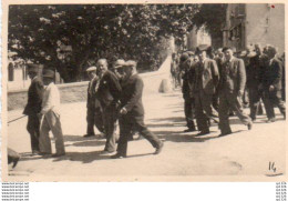 3V3Gz   04 Forcalquier Photo Armistice 8 Mai 46 Une Partie De La Foule Se Rendant Au Monument Aux Morts - Forcalquier