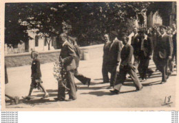 3V3Gz   04 Forcalquier Photo Armistice 8 Mai 46 Une Partie De La Foule Se Rendant Au Monument Aux Morts - Forcalquier