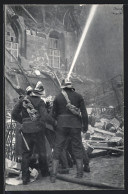 AK Stuttgart, Feuerwehrmänner Löschen Den Brand Des Alten Schlosses 1931  - Catastrophes