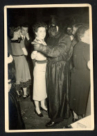 Photo Originale 13 X 9 Cm - 1953 - Canarval Aalst - Bal Masqué - Déguisement - Danse - Couple - Voir Scans - Personnes Anonymes