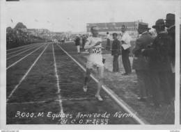 PHOTO PARIS J.O.  De 1924 NURMI FINLANDE ARRIVEE DU 3000 M EQUIPES  JEUX OLYMPIQUES 1924 PHOTO ORIGINALE 18X13CM - Olympic Games