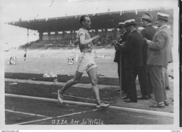 PHOTO DE PRESSE PARIS J.O.  1924 LE CROSS COUNTRY ARRIVEE DE  NURMI VAINQUEUR  JEUX OLYMPIQUES 1924 PHOTO 18X13CM R3 - Olympische Spiele