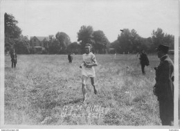 PHOTO DE PRESSE PARIS J.O.  1924 LE CROSS COUNTRY RITOLA  ARRIVE SECOND JEUX OLYMPIQUES 1924 PHOTO 18X13CM R3 - Olympic Games