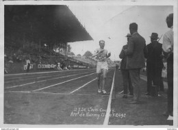 PHOTO DE PRESSE PARIS J.O.  1924 LE CROSS COUNTRY ARRIVEE DE  NURMI VAINQUEUR  JEUX OLYMPIQUES 1924 PHOTO 18X13CM R2 - Olympische Spiele