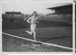 PHOTO DE PRESSE PARIS J.O.  1924 LE 5000 M  AVEC NURMI VAINQUEUR LE 10/07/1924   JEUX OLYMPIQUES 1924 PHOTO 18X13CM R1 - Olympic Games