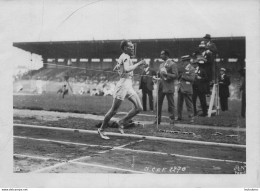 PHOTO DE PRESSE PARIS JO De 1924 NURMI BAT LE RECORD OLYMPIQUE DU 1500m JEUX OLYMPIQUES  PHOTO 18X13 CM - Olympische Spiele