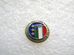 RARE   PIN'S  FOOTBALL FEDERAZIONE ITALIANA    CAMPIONI DEL MONDO   1934  1938 1982 - Calcio