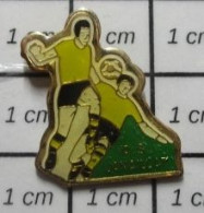 312b Pin's Pins / Beau Et Rare / SPORTS / CLUB FOOTBALL MAILLOT JAUNE - Calcio