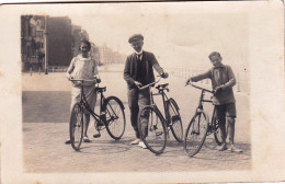 Carte Photo - Cyclisme - La Famille Pose Fierement Avec Leur Velo  - Sonstige & Ohne Zuordnung