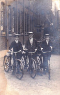 Gingelom - Niel-bij-Sint-Truiden-- Aan De Kerk Te NIEL - à L'église De NIEL - 3 Amis En Pose Avec Leurs Bicyclettes  - Gingelom