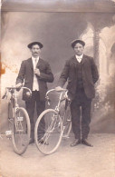 Carte Photo - Cyclisme -  Les 2 Freres En Pose Avec Leur Velo Chez Le Photographe - Sonstige & Ohne Zuordnung